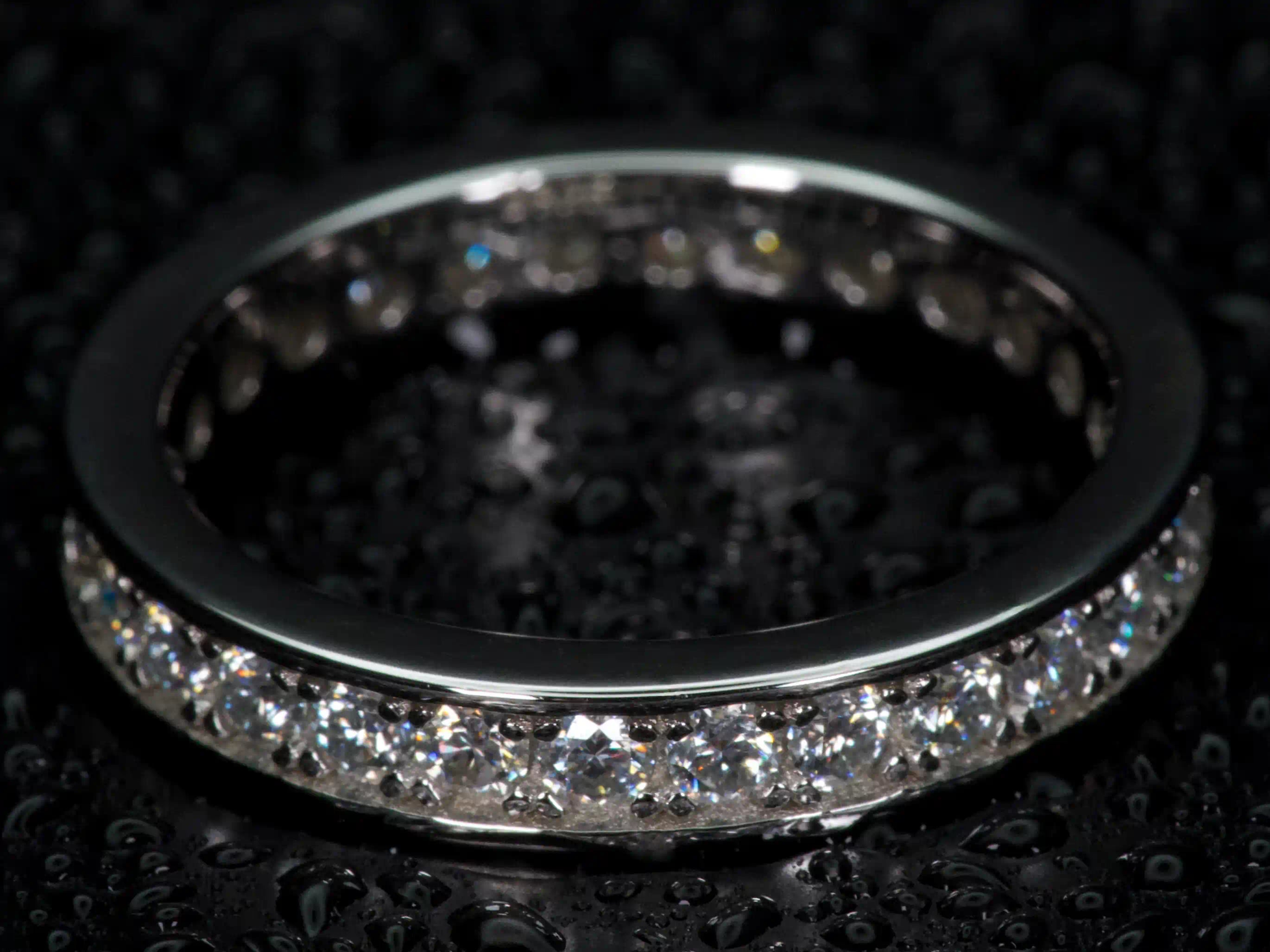 Ansicht von oben eines Moissanite Eternity Rings mit 2 mm Steinen – gleichmäßiges, rundumlaufendes Funkeln im Brillantschliff