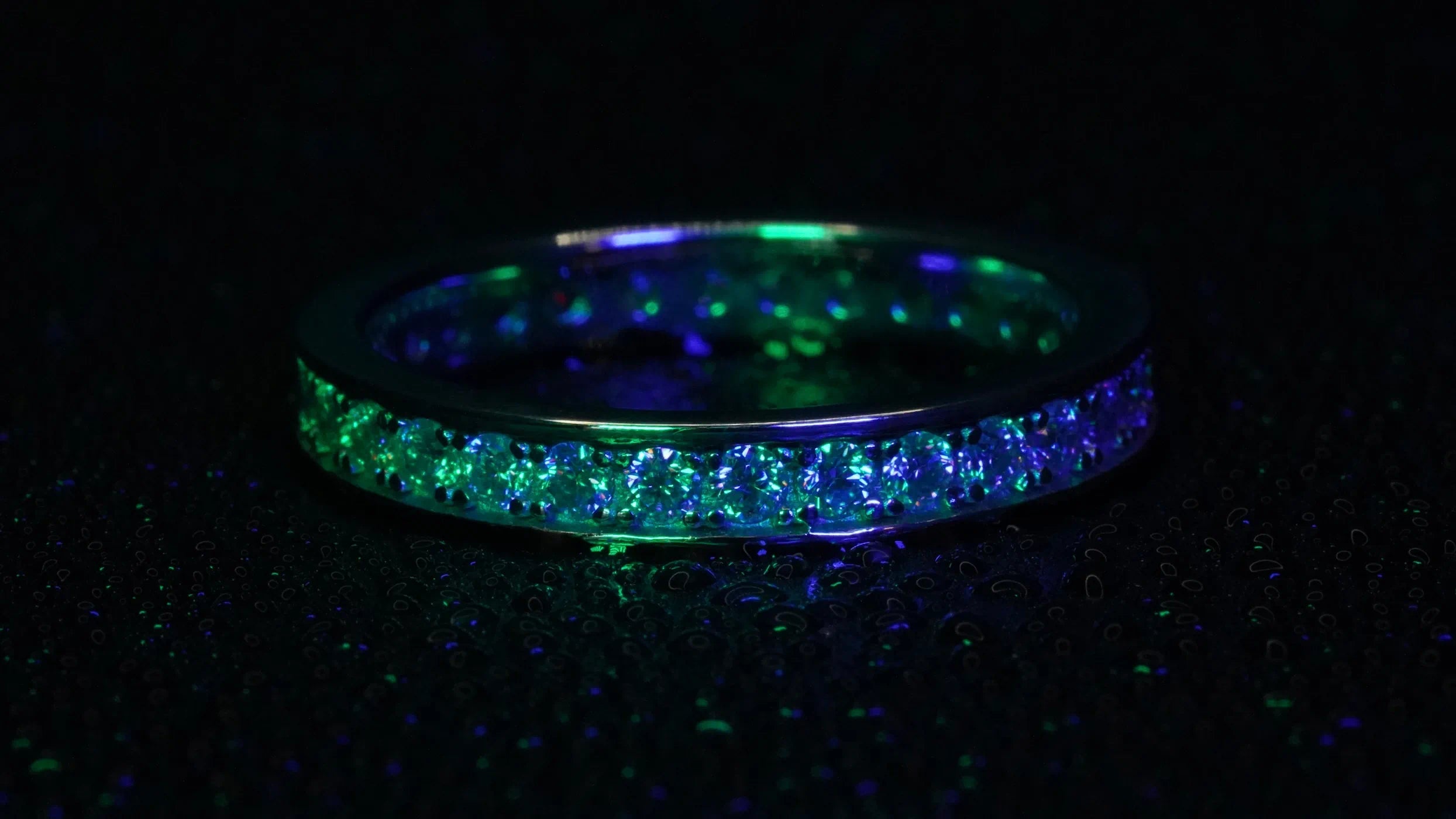 Moissanite Eternity Ring mit feinem Rand die bessere alternative zum Diamant.