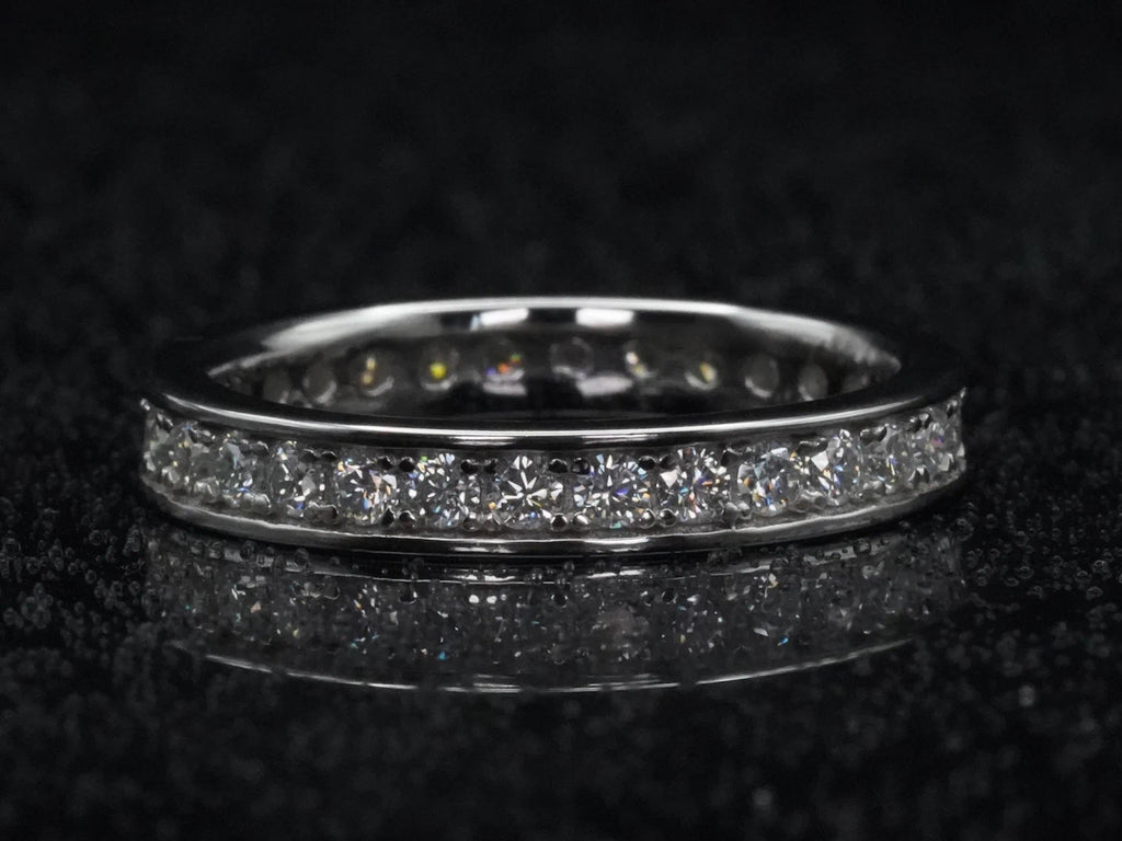 Moissanite Eternity-Ring mit 2 mm Steinen und Randfassung – frontal fotografiert in 925 Silber