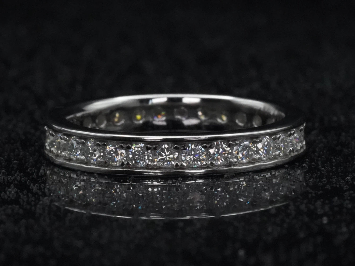 Moissanite Eternity-Ring mit 2 mm Steinen und Randfassung – frontal fotografiert in 925 Silber