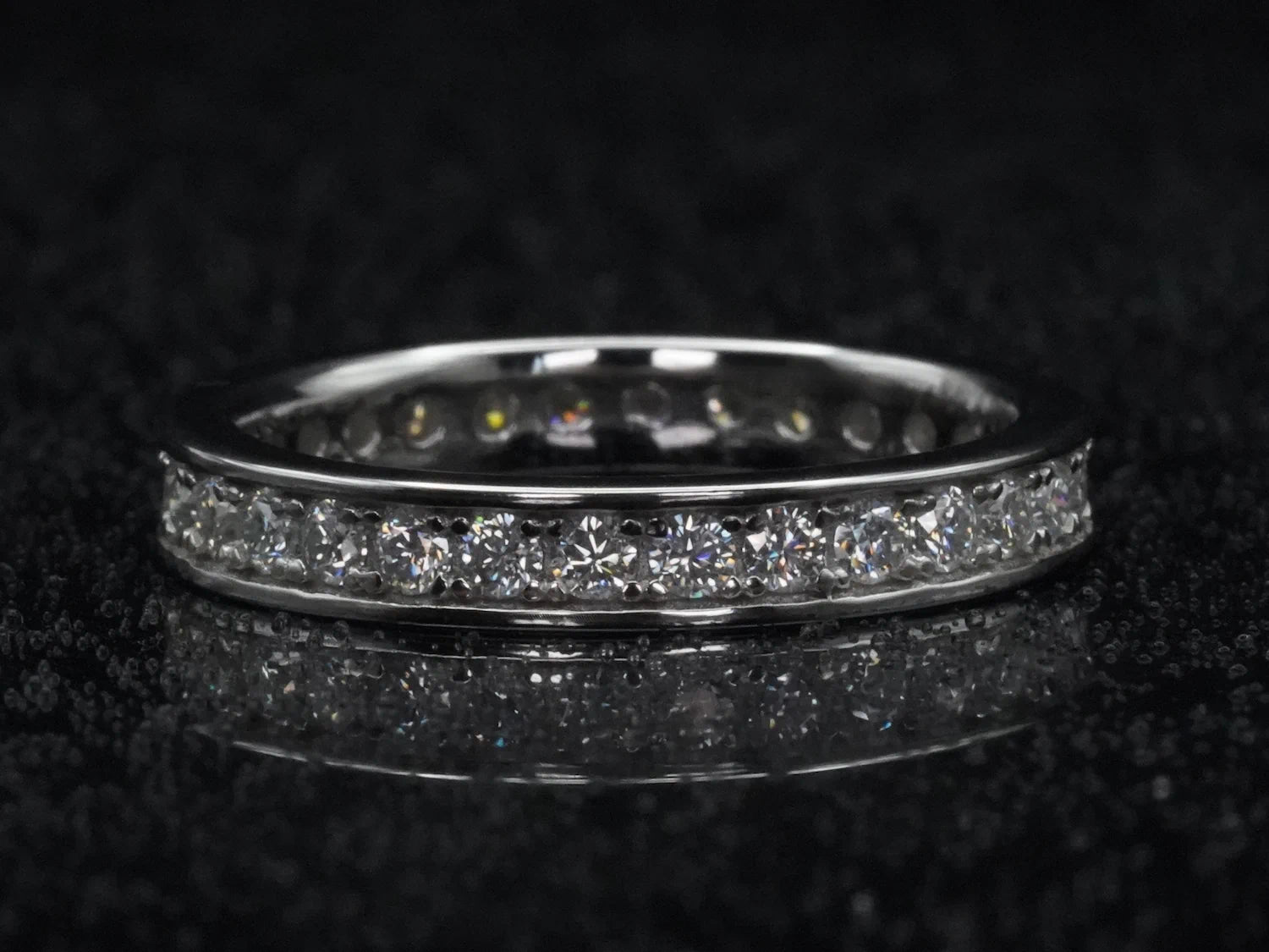 Moissanite Eternity-Ring mit 2 mm Steinen und Randfassung – frontal fotografiert in 925 Silber