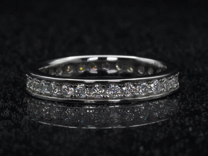 Moissanite Eternity-Ring mit 2 mm Steinen und Randfassung – frontal fotografiert in 925 Silber
