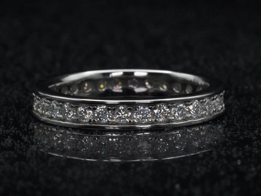 Moissanite Eternity-Ring mit 2 mm Steinen und Randfassung – frontal fotografiert in 925 Silber