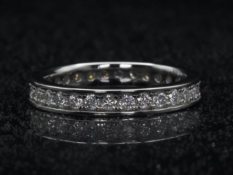Moissanite Eternity-Ring mit 2 mm Steinen und Randfassung – frontal fotografiert in 925 Silber