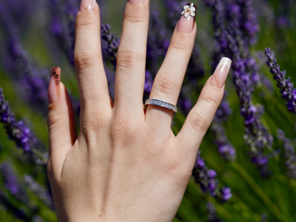Moissanit Eternity-Ring 2 mm mit Rand aus 925 Silber – getragen vor Lavendel