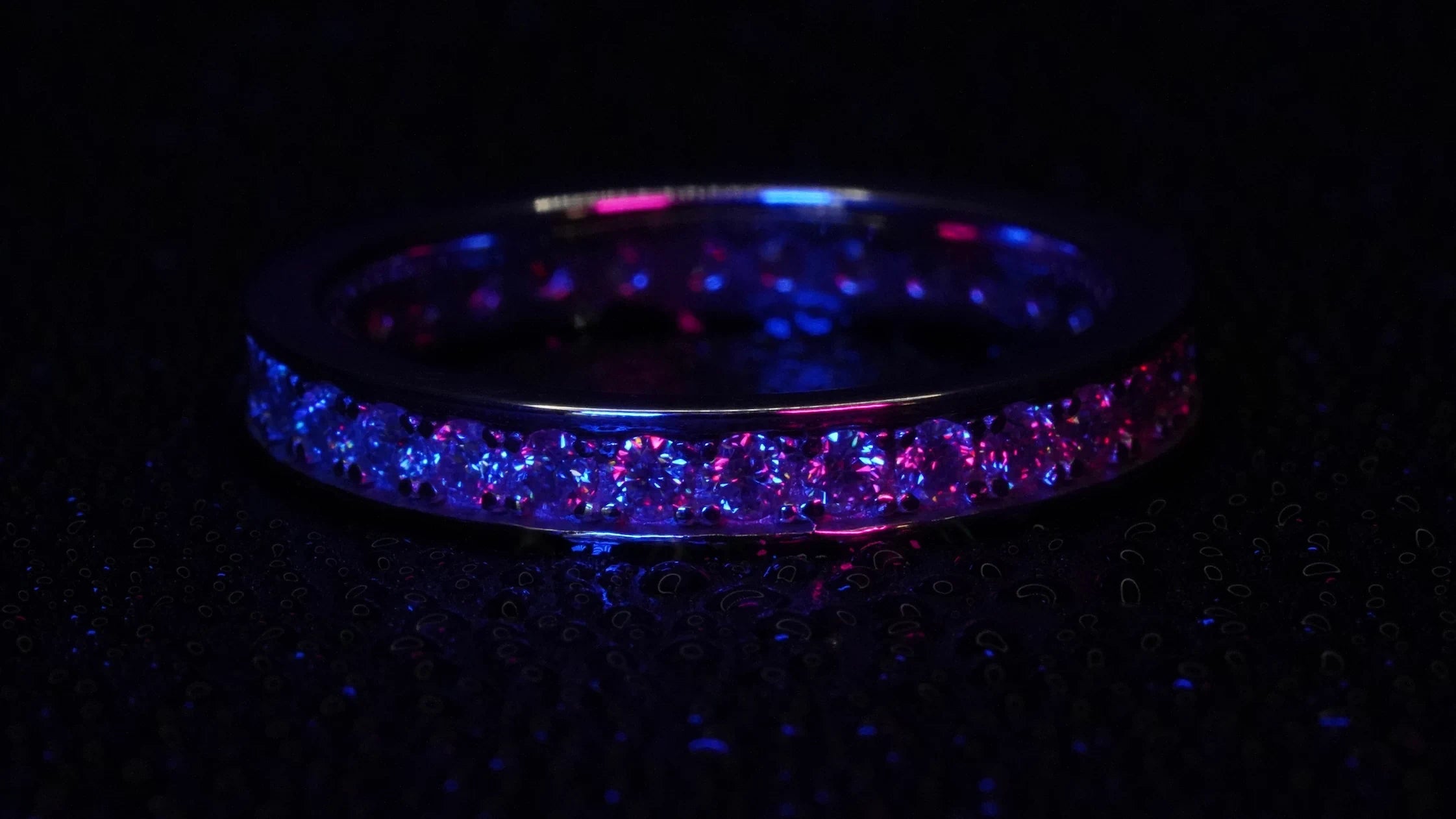 Eternity Ring alternative zum Diamant. Ethischer Schmuck bei Moissanite Mode
