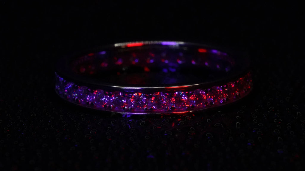 Moissanite Eternity ring mit Rand oben und unten. Die bessere ethische alternative.