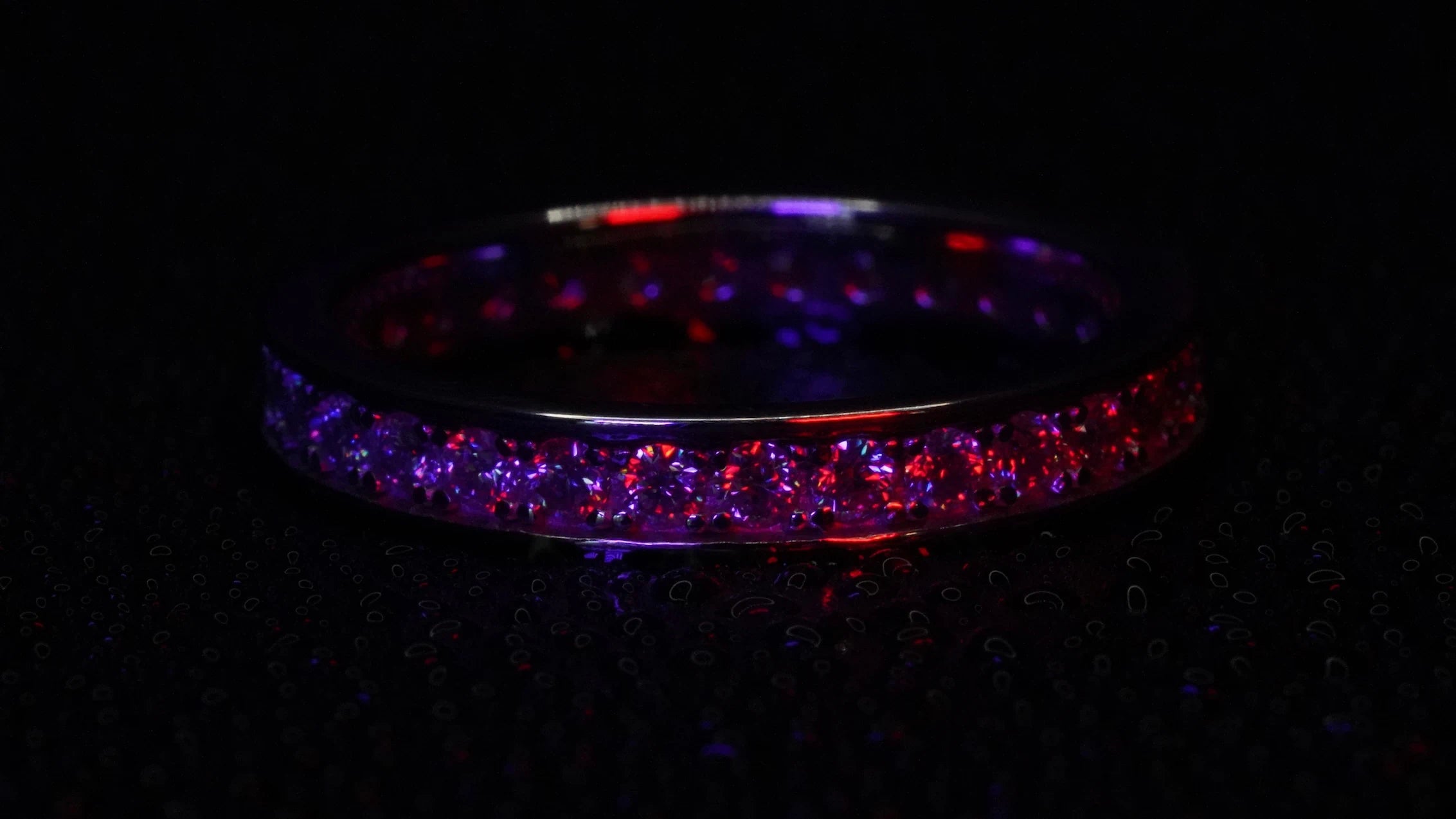 Moissanite Eternity ring mit Rand oben und unten. Die bessere ethische alternative.