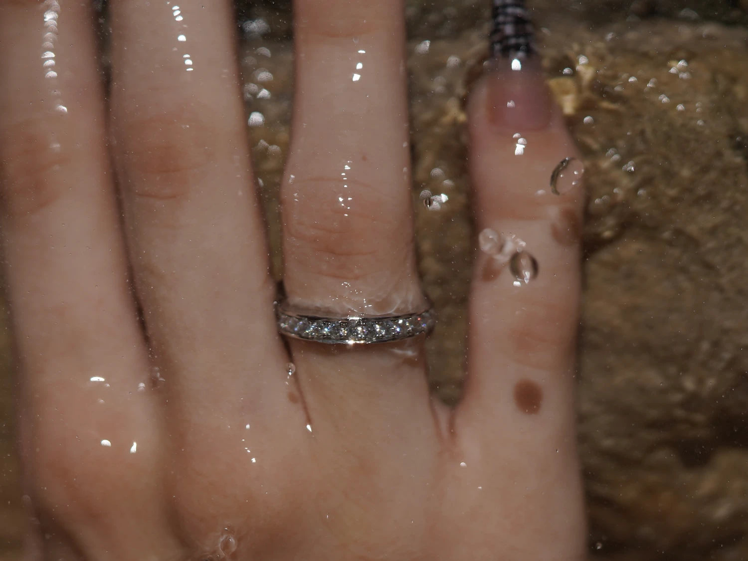 Moissanite Ring mit feiner Fassung und dezentem Funkeln im Wasserlicht – minimalistischer Moissanite Schmuck aus Sterling Silber mit Weißgold, klar und elegant.
