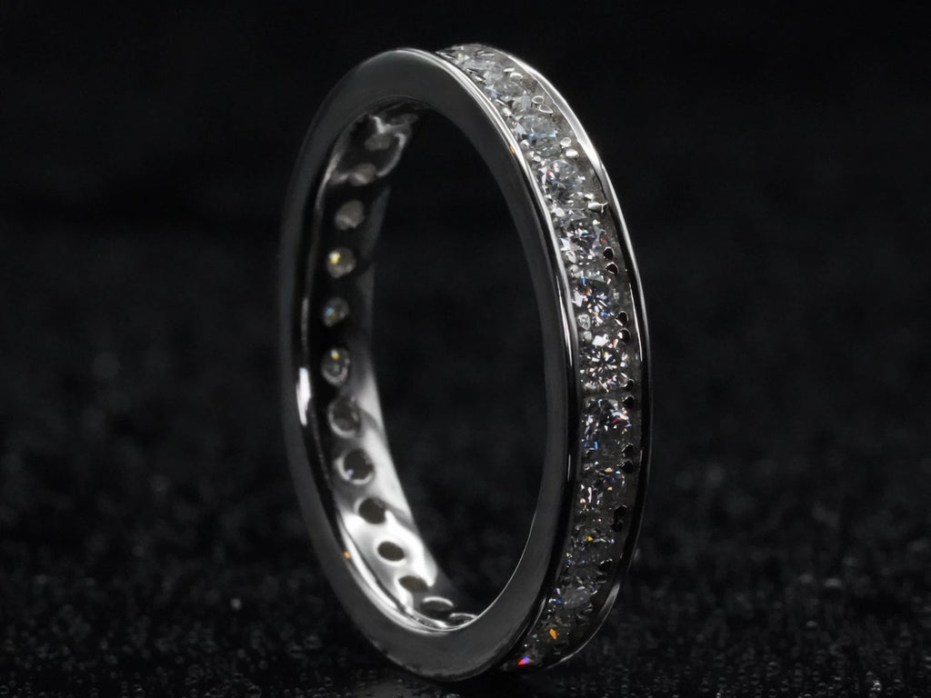 Moissanite Eternity-Ring mit 2 mm Steinen stehend fotografiert – Randfassung in 925 Silber, klare Form und eleganter Glanz