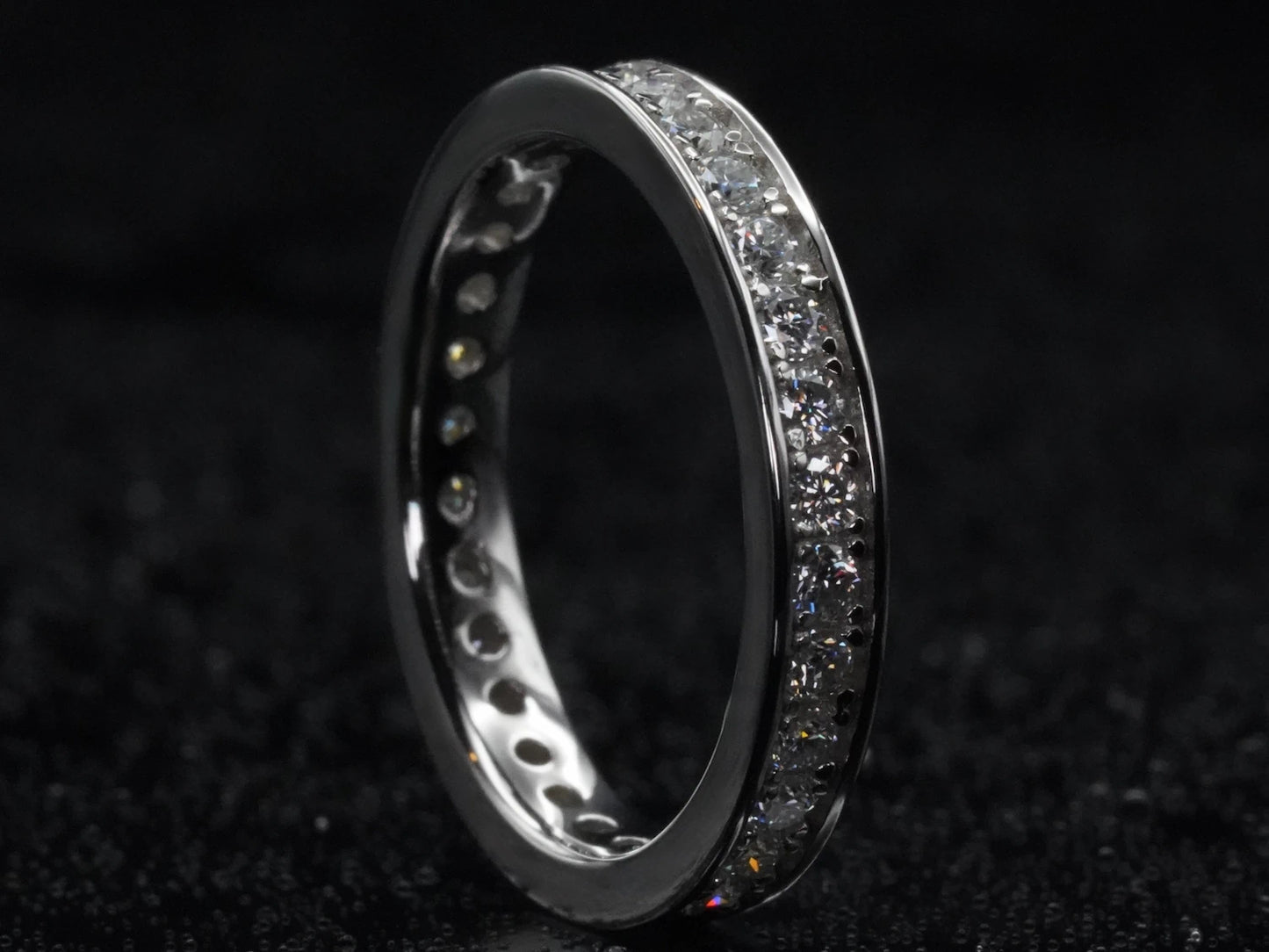 Moissanite Eternity-Ring mit 2 mm Steinen stehend fotografiert – Randfassung in 925 Silber, klare Form und eleganter Glanz