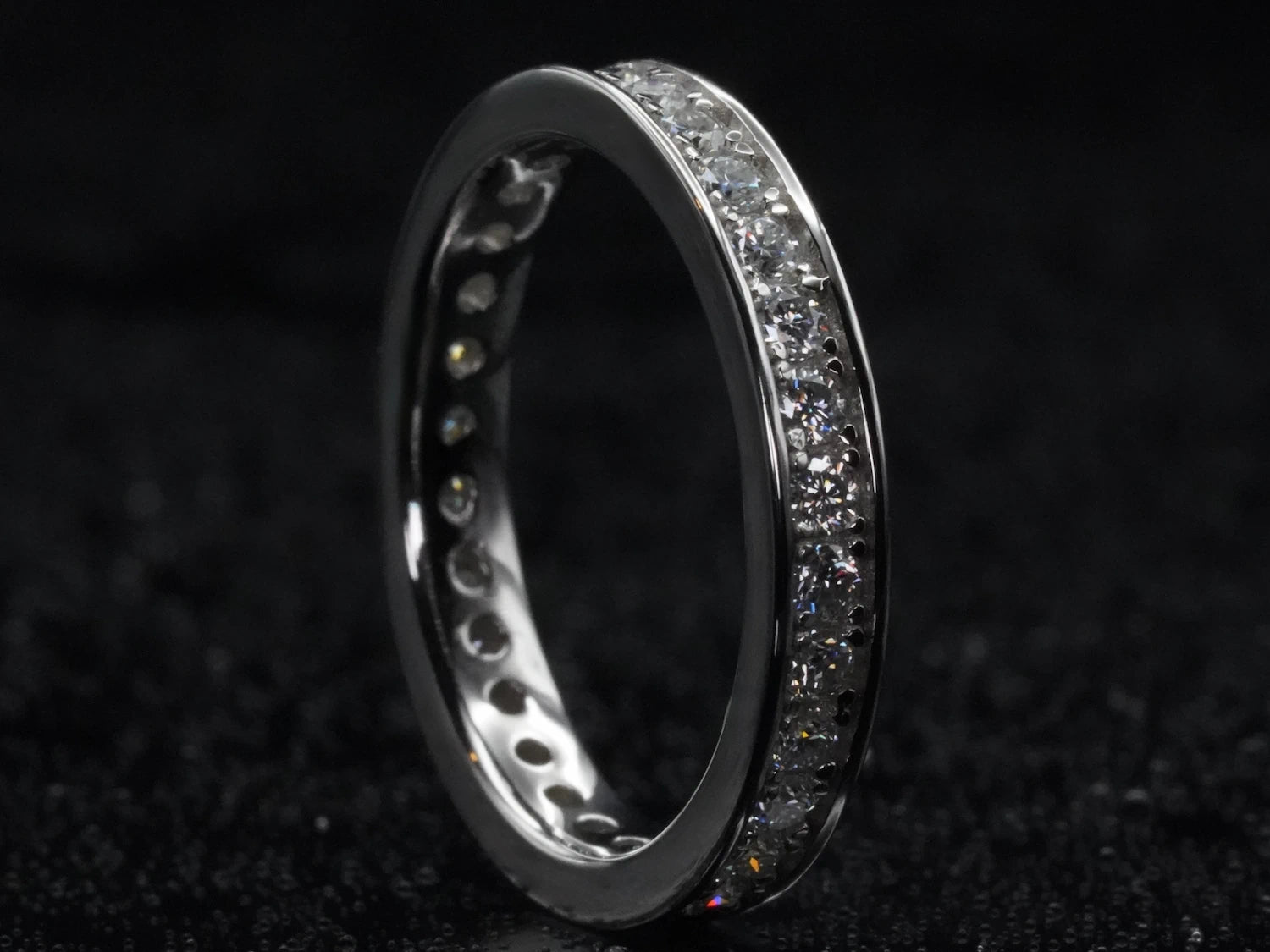 Moissanite Eternity-Ring mit 2 mm Steinen stehend fotografiert – Randfassung in 925 Silber, klare Form und eleganter Glanz