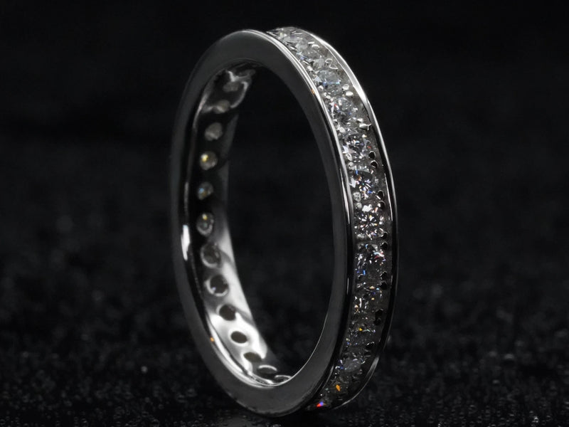 Moissanite Eternity-Ring mit 2 mm Steinen stehend fotografiert – Randfassung in 925 Silber, klare Form und eleganter Glanz