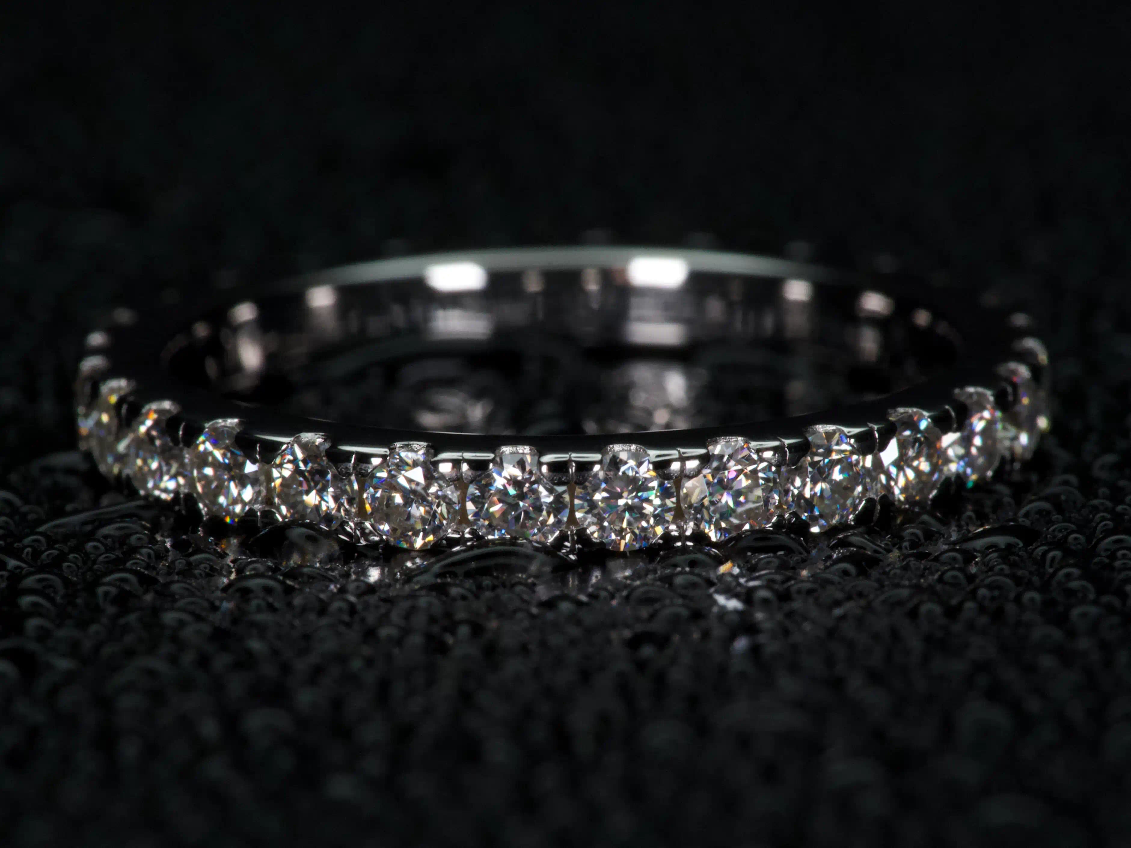 Moissanite Eternity Ring 2 mm rundum besetzt frontal fotografiert, gleichmäßiges Funkeln bei echtem Licht, 925 Silber & 18K Weißgold, echte Fotos ohne KI