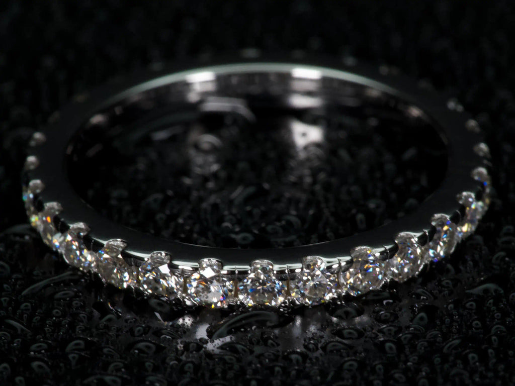 Moissanite Eternity Ring 2 mm von oben aufgenommen, durchgehende Steinreihe mit starker Lichtreflexion und feinem Funkeln, echte Aufnahme ohne KI