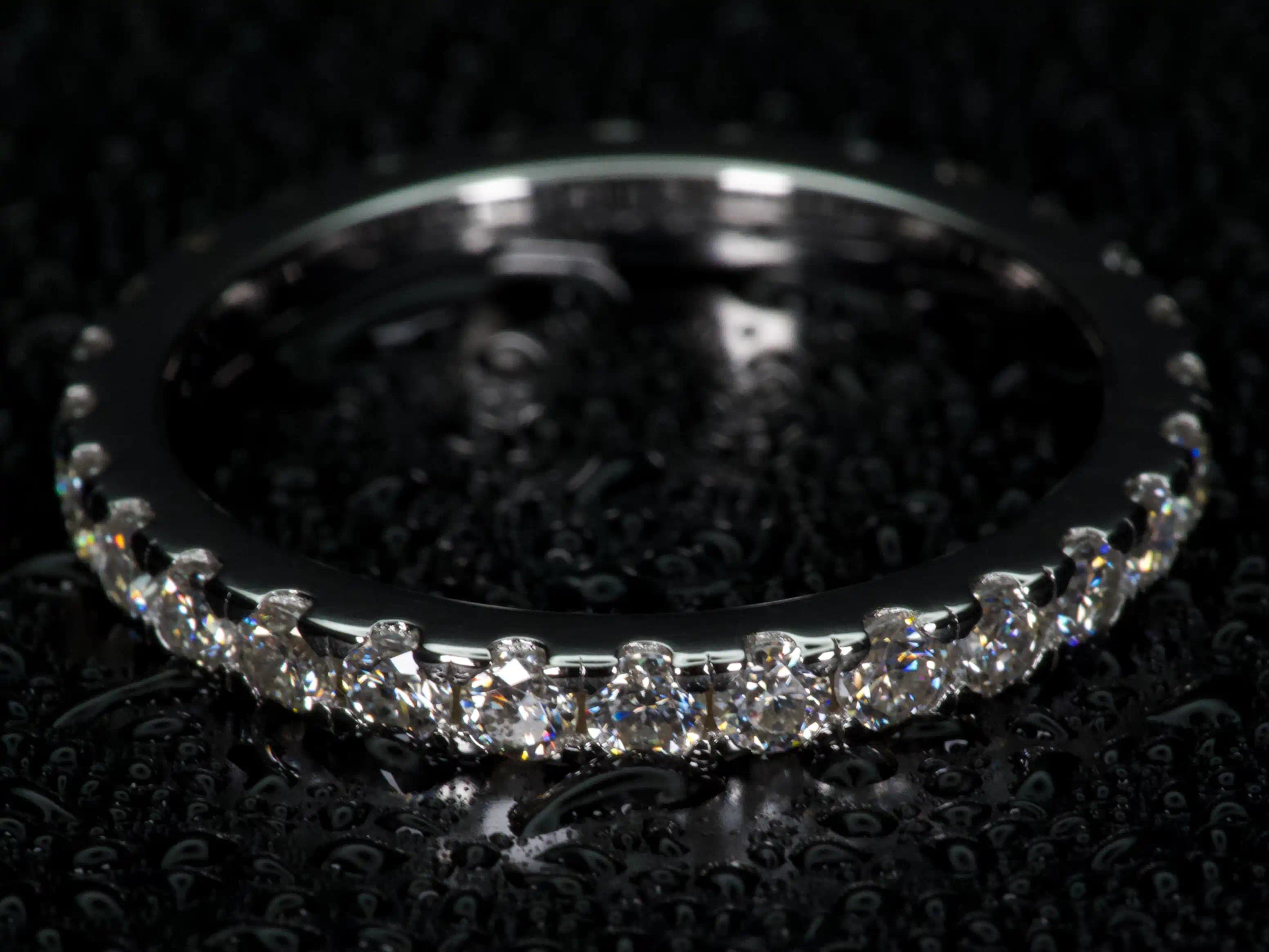 Moissanite Eternity Ring 2 mm von oben aufgenommen, durchgehende Steinreihe mit starker Lichtreflexion und feinem Funkeln, echte Aufnahme ohne KI