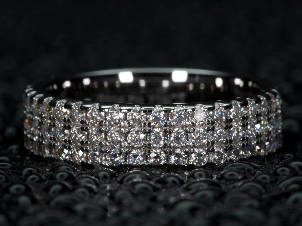 Moissanite Eternity Ring 3 Reihen voll besetzt im echten Licht, intensives Funkeln wie Diamant sichtbar, echte Fotos ohne KI, 925 Silber Weißgold