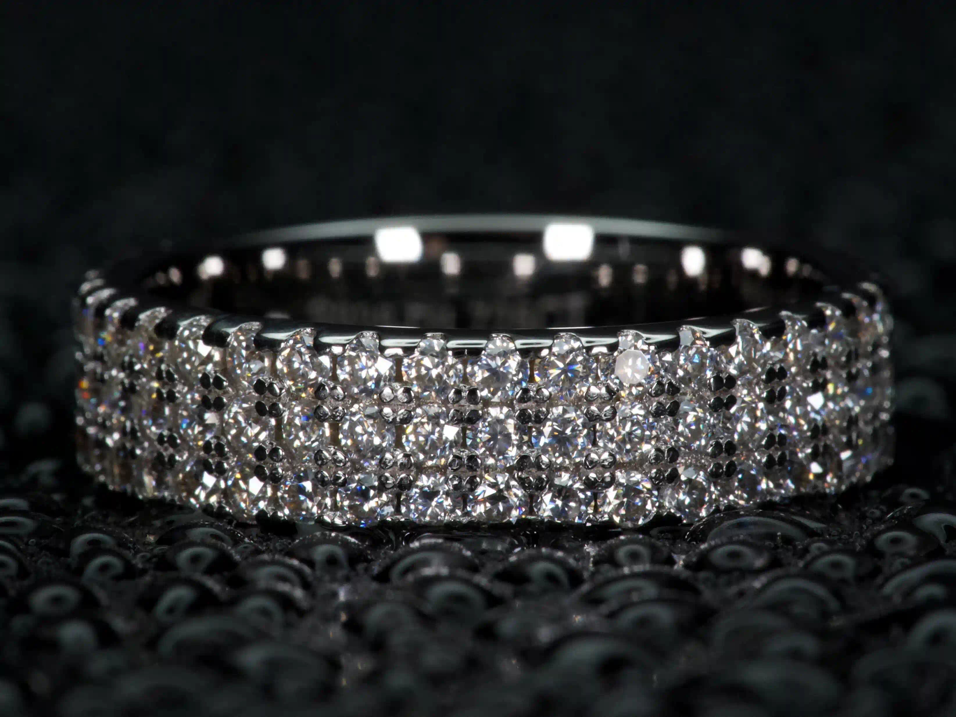 Moissanite Eternity Ring 3 Reihen voll besetzt im echten Licht, intensives Funkeln wie Diamant sichtbar, echte Fotos ohne KI, 925 Silber Weißgold