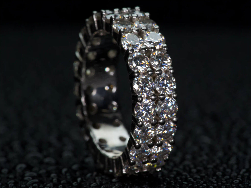 Moissanite Eternity Ring 3mm 2-reihig – echtes Makrofoto im stehenden Aufbau, 925 Silber & Weißgold Veredelung