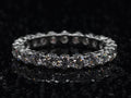 Moissanite Eternity-Ring mit 3 mm Steinen – frontal fotografiert in 925 Sterling Silber