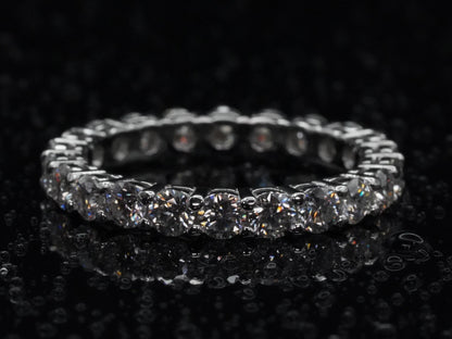 Moissanite Eternity-Ring mit 3 mm Steinen – frontal fotografiert in 925 Sterling Silber