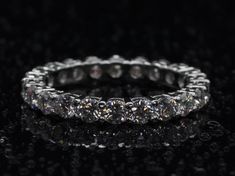 Moissanite Eternity-Ring mit 3 mm Steinen – frontal fotografiert in 925 Sterling Silber