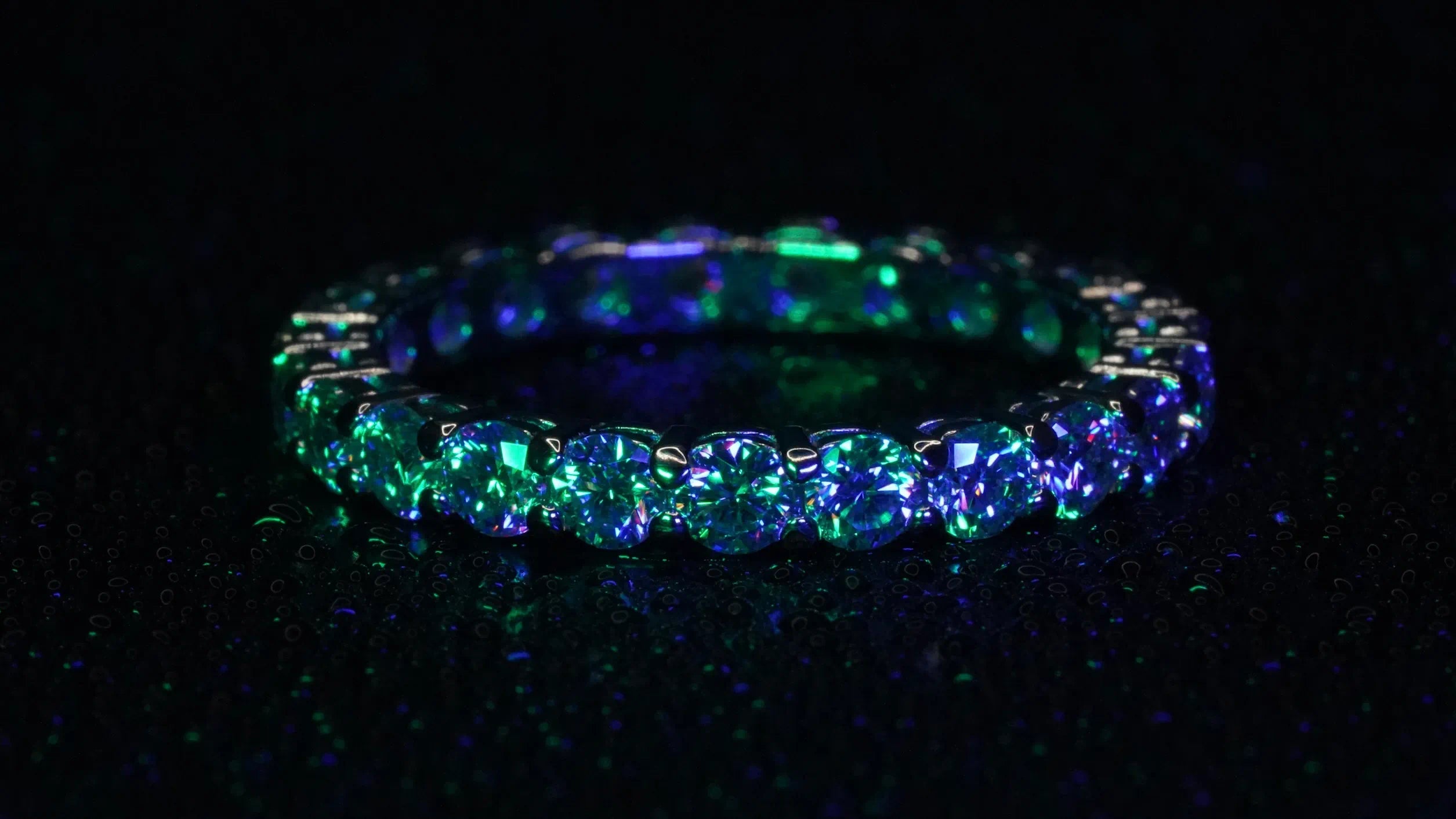 Moissanite Eternity Ring wasserfest und kratzfest. Gefasst in Sterling Silber 925