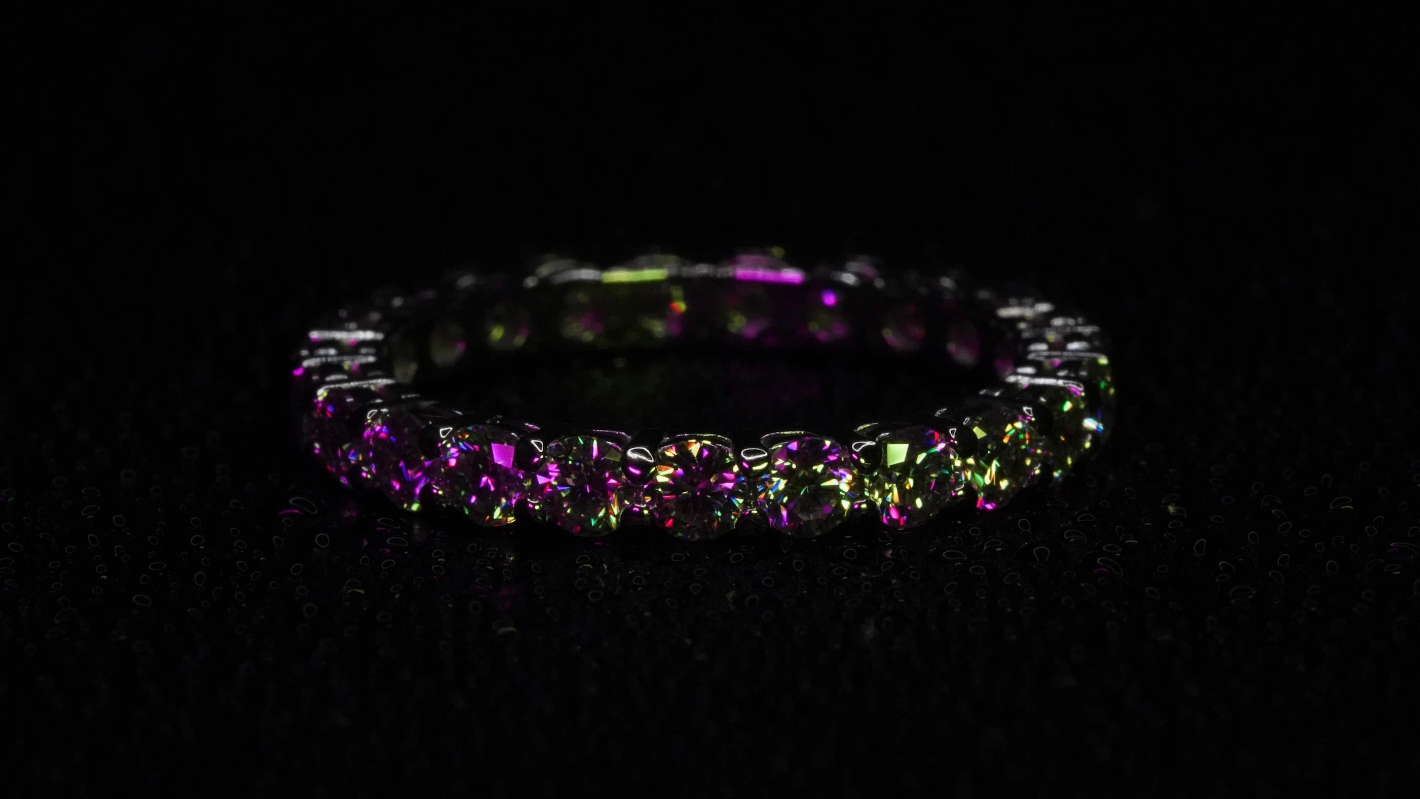Moissanite Eternity ring mit 3mm mittel großen Moissanite Steinen in lila-gold-licht