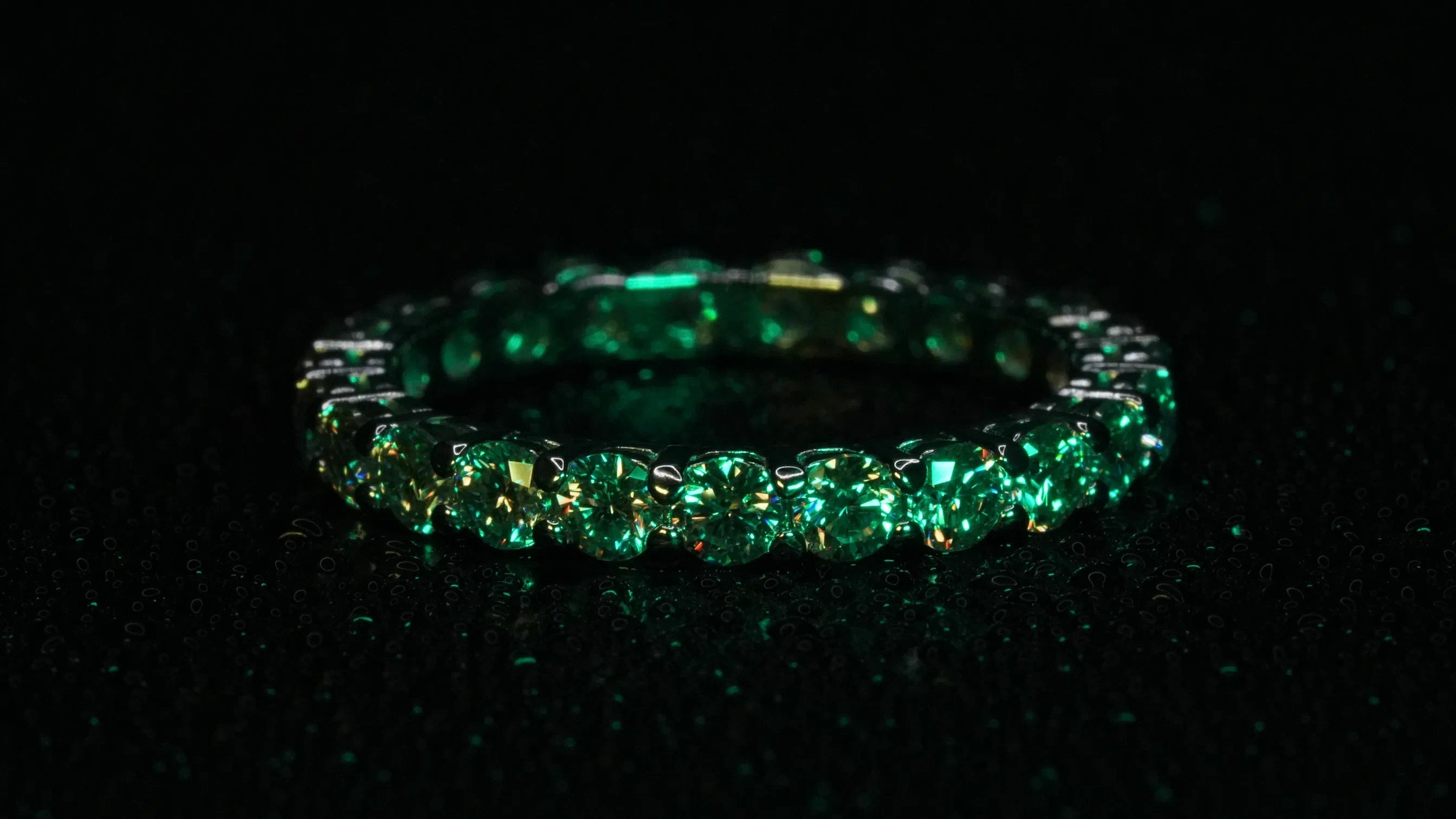 Moissanite Eternity Ring besser als Diamant, die ethische alternative
