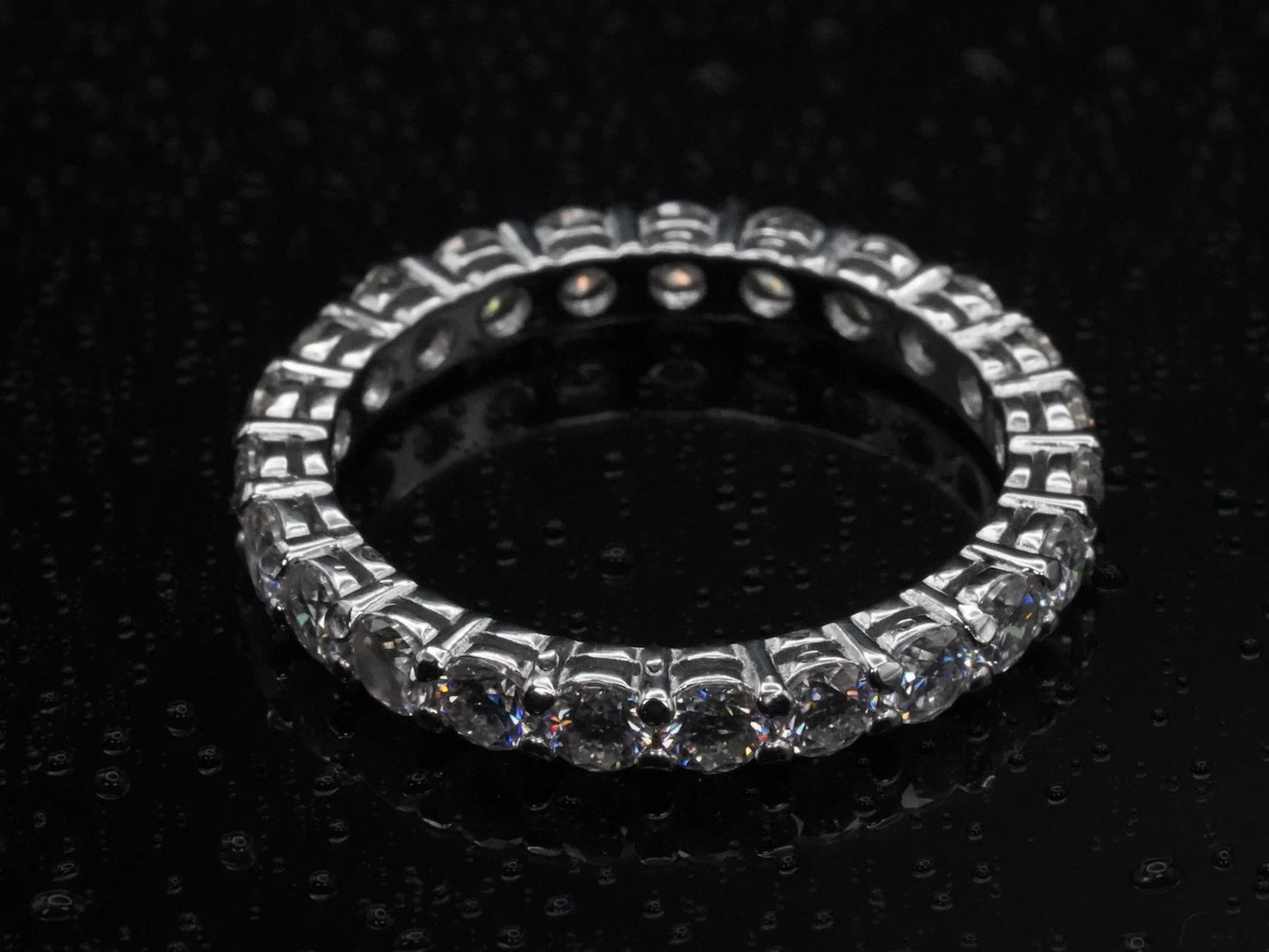 Draufsicht auf den Moissanite Eternity-Ring mit 3 mm Steinen – gleichmäßig gefasste Brillantschliffe in runder Anordnung, klare Form mit reflektierendem Glanz