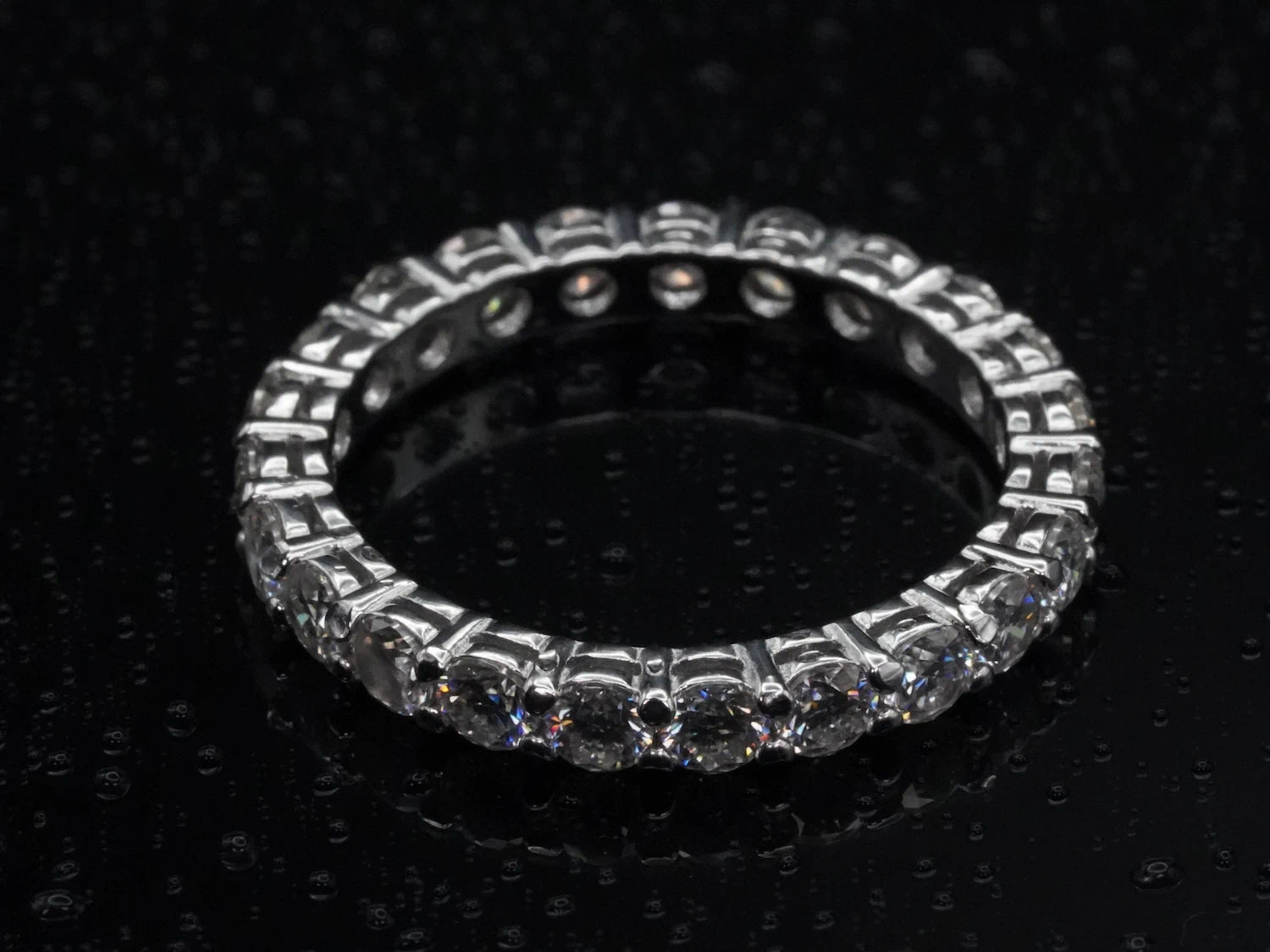 Draufsicht auf den Moissanite Eternity-Ring mit 3 mm Steinen – gleichmäßig gefasste Brillantschliffe in runder Anordnung, klare Form mit reflektierendem Glanz