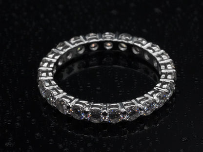 Draufsicht auf den Moissanite Eternity-Ring mit 3 mm Steinen – gleichmäßig gefasste Brillantschliffe in runder Anordnung, klare Form mit reflektierendem Glanz