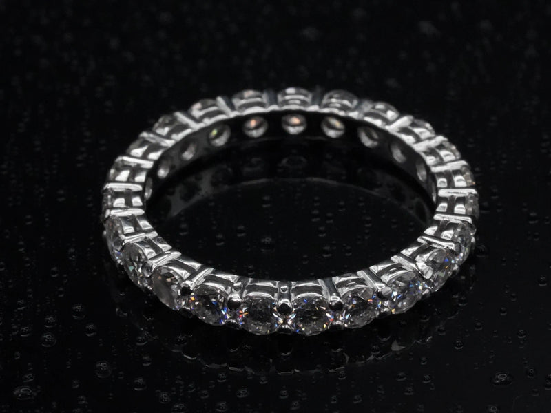 Draufsicht auf den Moissanite Eternity-Ring mit 3 mm Steinen – gleichmäßig gefasste Brillantschliffe in runder Anordnung, klare Form mit reflektierendem Glanz