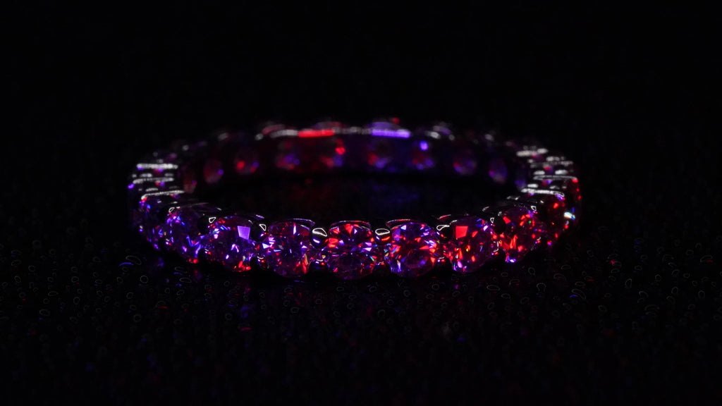 Funkelnder Moissanite Eternity Ring mit 3mm Steinen im Brillant Schliff