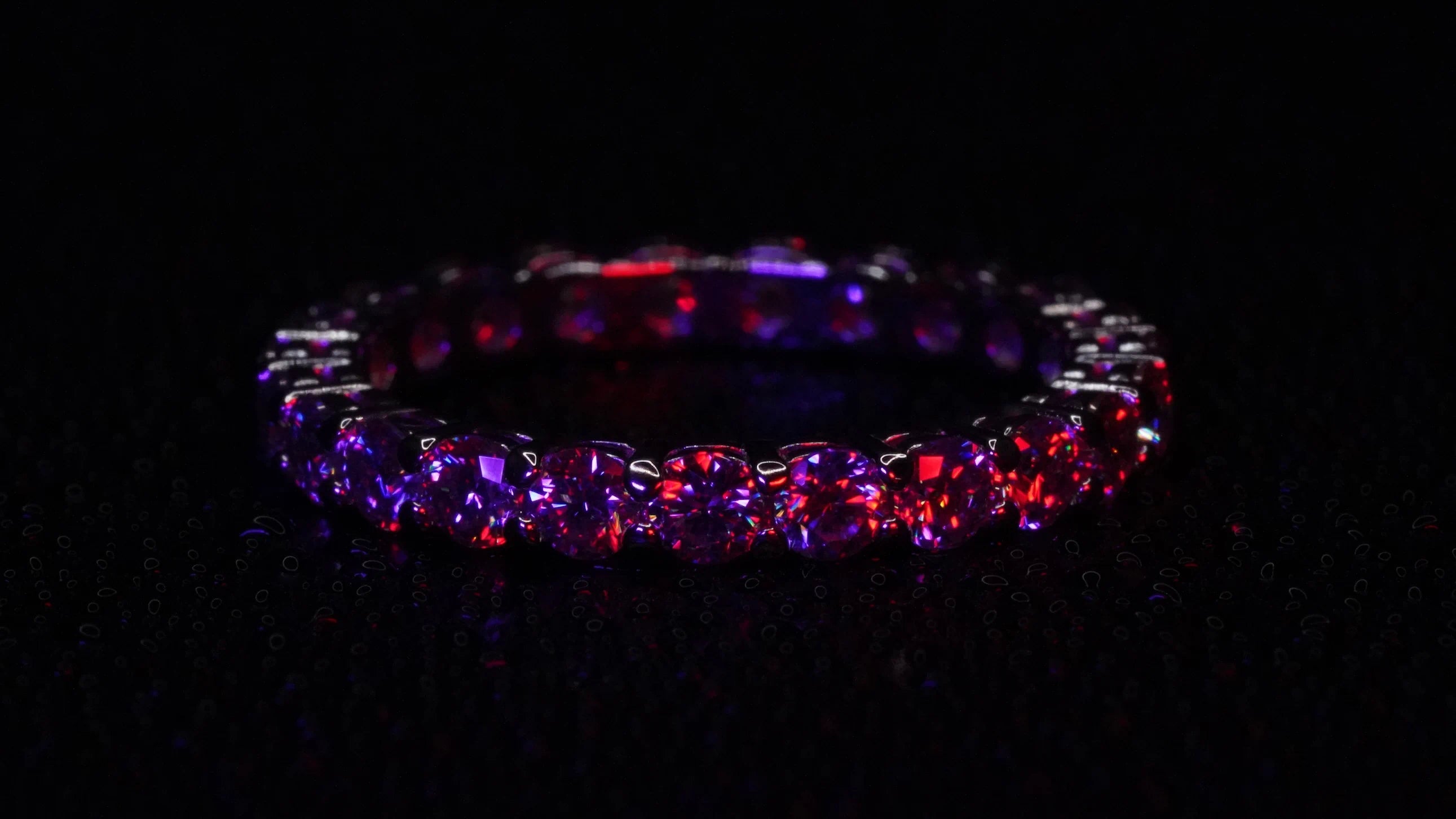 Funkelnder Moissanite Eternity Ring mit 3mm Steinen im Brillant Schliff