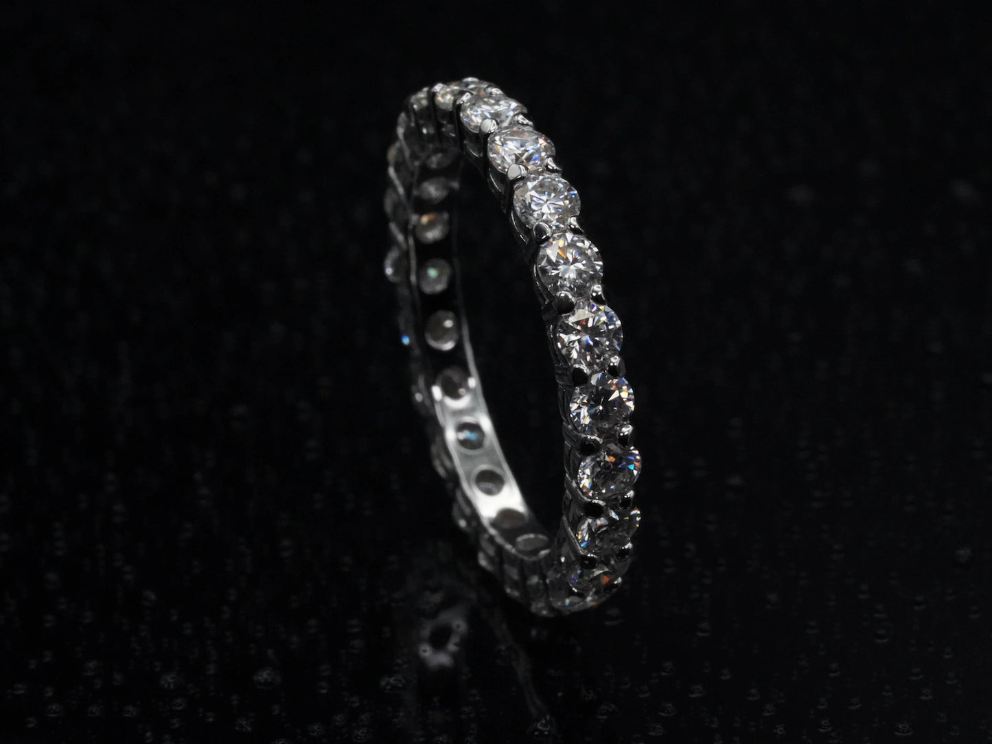 Produktübersicht des Moissanite Eternity-Rings mit 3 mm Steinen – technische Daten zu Material, Steinbesatz, Breite und Gewicht als kompakte Tabelle