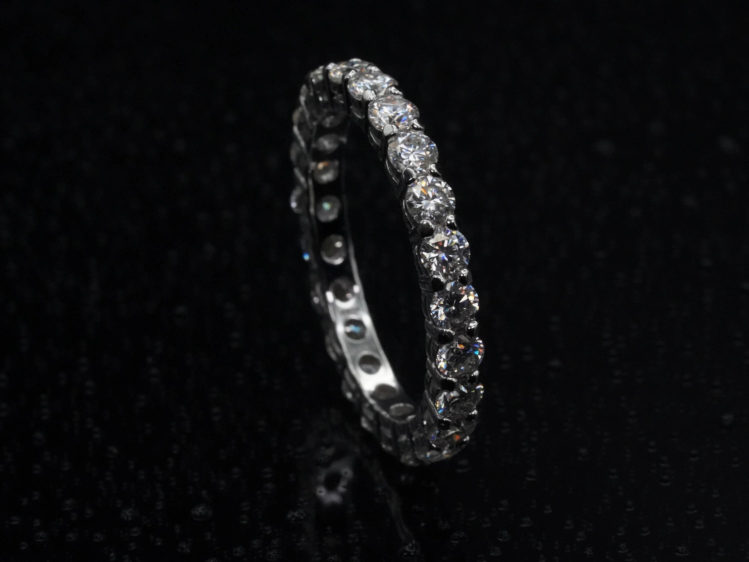 Produktübersicht des Moissanite Eternity-Rings mit 3 mm Steinen – technische Daten zu Material, Steinbesatz, Breite und Gewicht als kompakte Tabelle