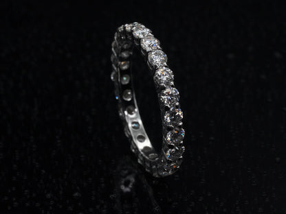Produktübersicht des Moissanite Eternity-Rings mit 3 mm Steinen – technische Daten zu Material, Steinbesatz, Breite und Gewicht als kompakte Tabelle