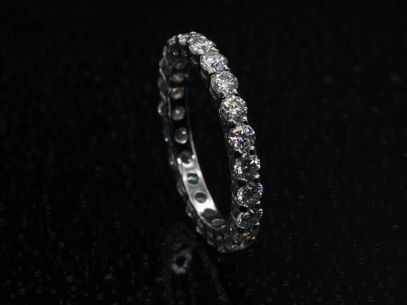 Produktübersicht des Moissanite Eternity-Rings mit 3 mm Steinen – technische Daten zu Material, Steinbesatz, Breite und Gewicht als kompakte Tabelle