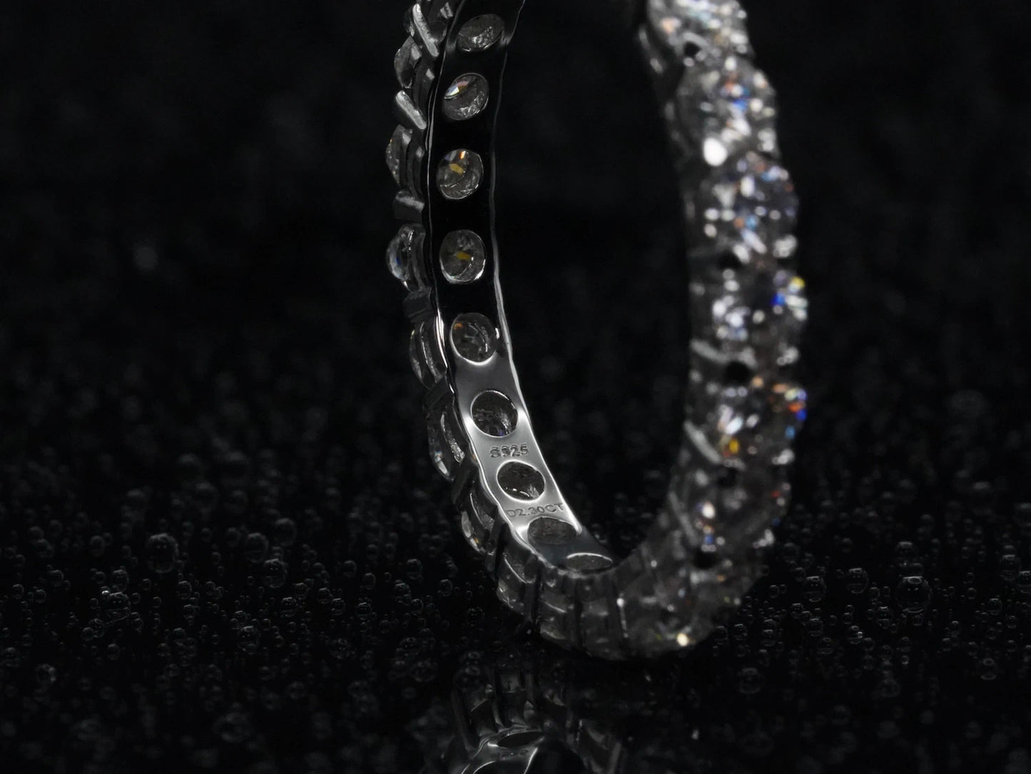 925 Silber-Stempel im Inneren der Ringschiene sichtbar – Kennzeichnung für echtes Sterling Silber und hochwertige Schmuckqualität beim Eternity-Ring mit 3 mm Moissanite