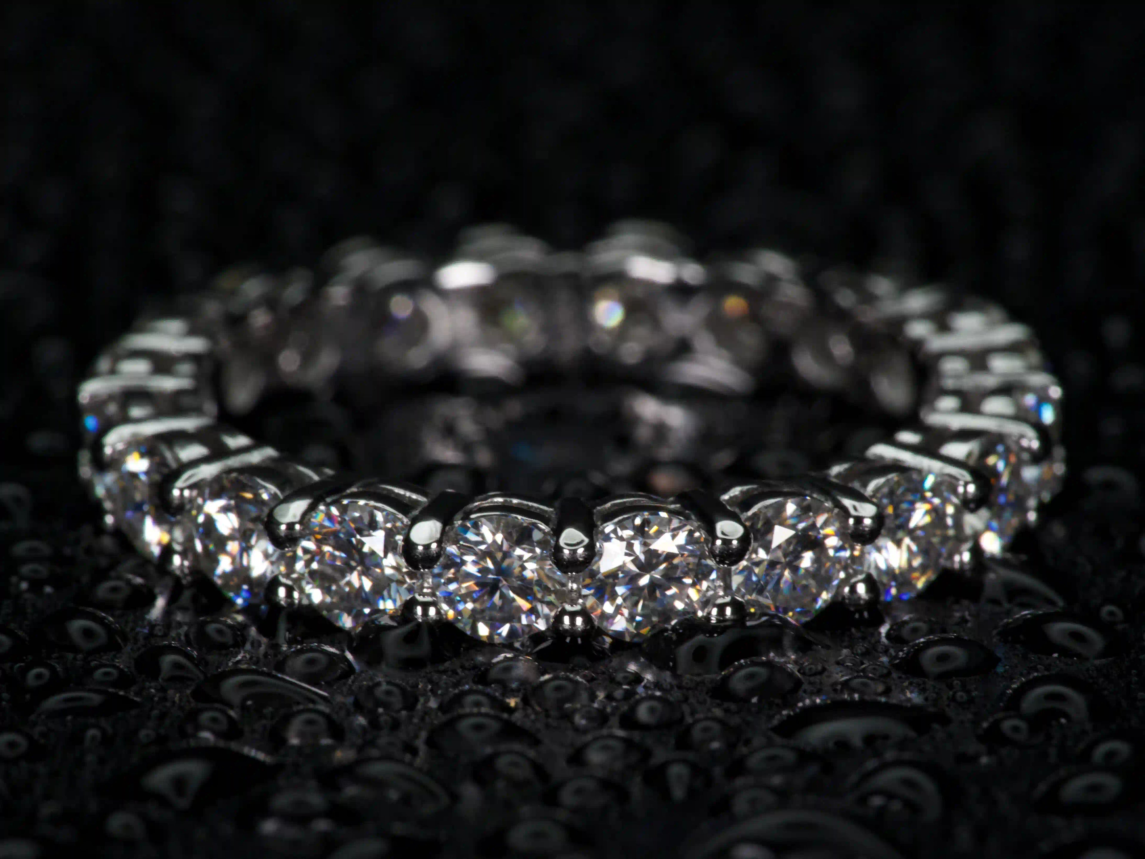 Moissanite Eternity Ring 3mm rundum besetzt im echten Licht, starkes Funkeln wie Diamant sichtbar, echte Fotos ohne KI 925 Silber