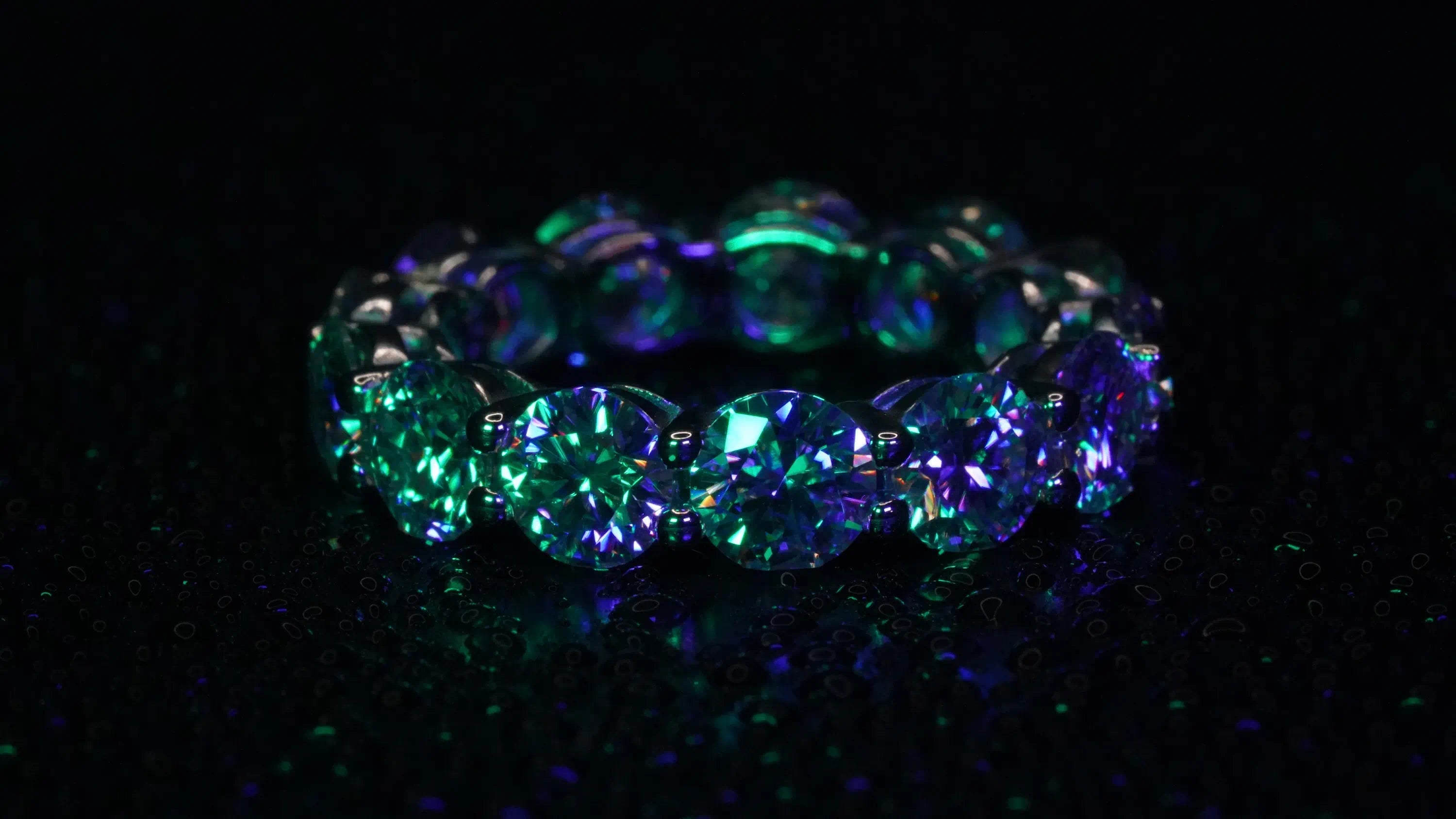 Moissanite Eternity Ring mit großen Moissanit Steinen. Die bessere alternative.