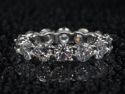 Moissanite Eternity-Ring mit 5 mm Steinen – frontal fotografiert in 925 Sterling Silber, zeigt gleichmäßig gefasste Brillantschliffe mit starkem Lichtreflex und hochwertiger Verarbeitung