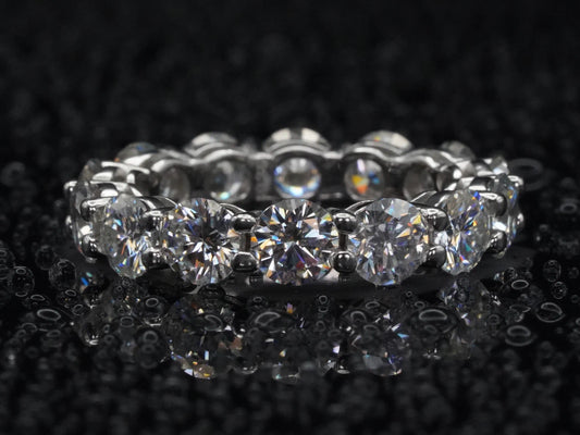 Moissanite Eternity-Ring mit 5 mm Steinen – frontal fotografiert in 925 Sterling Silber, zeigt gleichmäßig gefasste Brillantschliffe mit starkem Lichtreflex und hochwertiger Verarbeitung