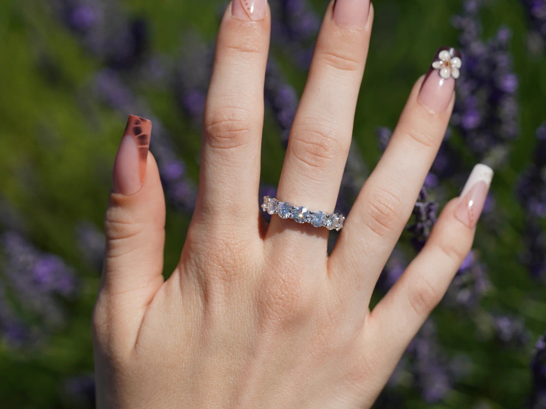 Moissanite Eternity-Ring 925 Silber mit 5mm Steinen – getragen im Lavendelfeld bei Sonnenlicht
