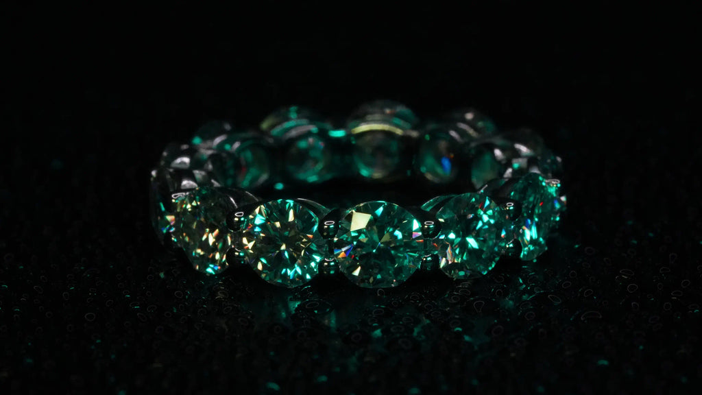 Moissanite Eternity Ring mit massiven großen Moissaniten. Wasserfest und kratzfest