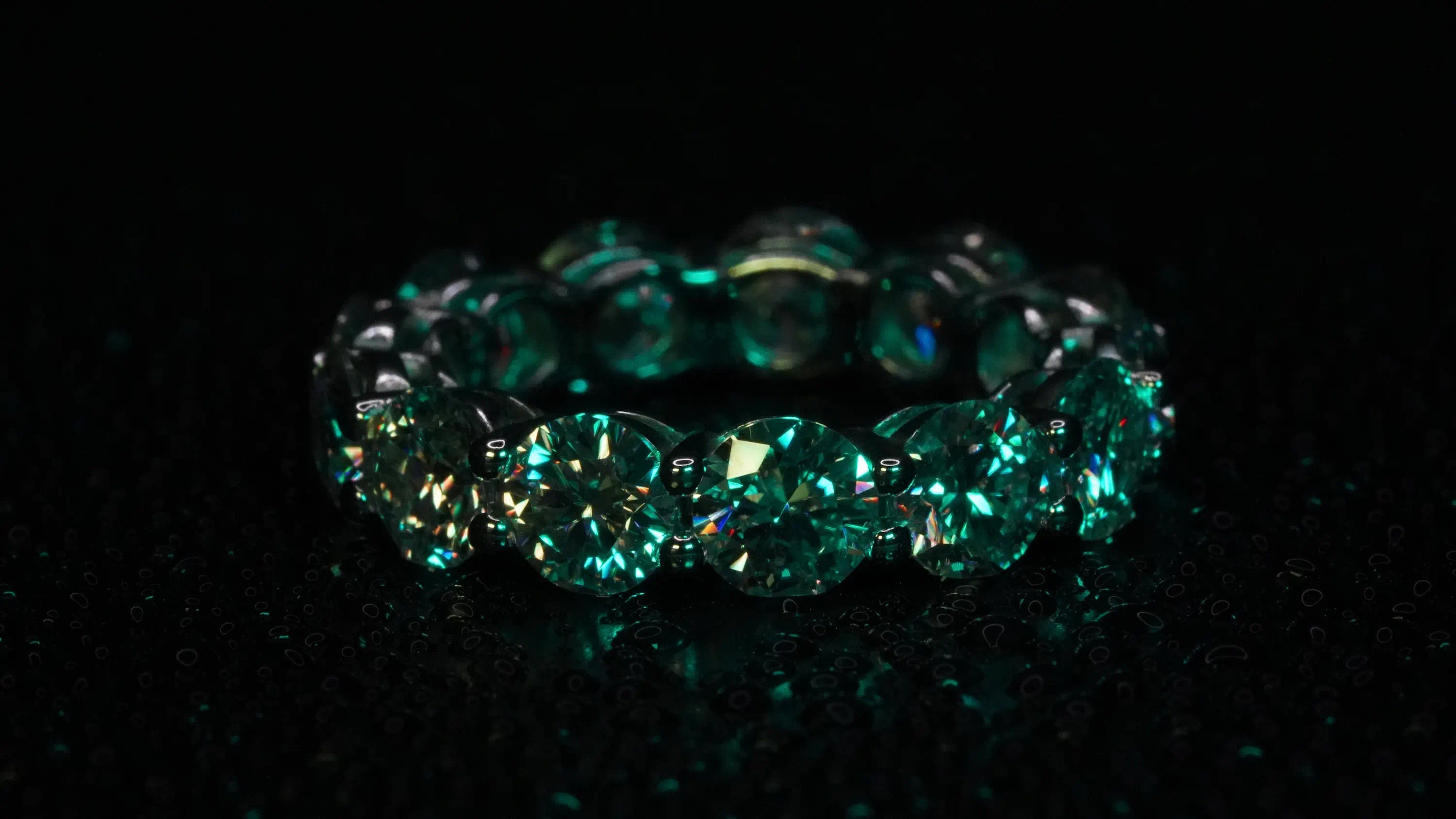 Moissanite Eternity Ring mit massiven großen Moissaniten. Wasserfest und kratzfest