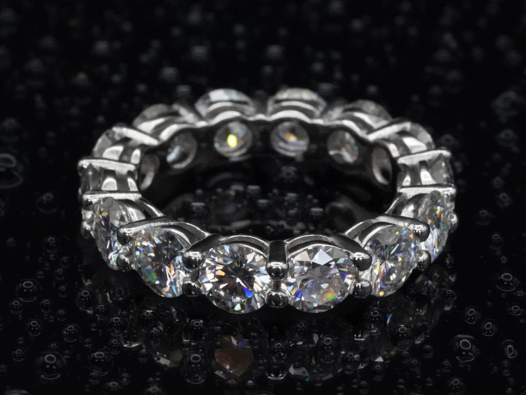Draufsicht auf den Moissanite Eternity-Ring – 5 mm Steine, symmetrisch gefasst in 925 Sterling Silber, gleichmäßige Rundfassung mit starkem Lichtspiel