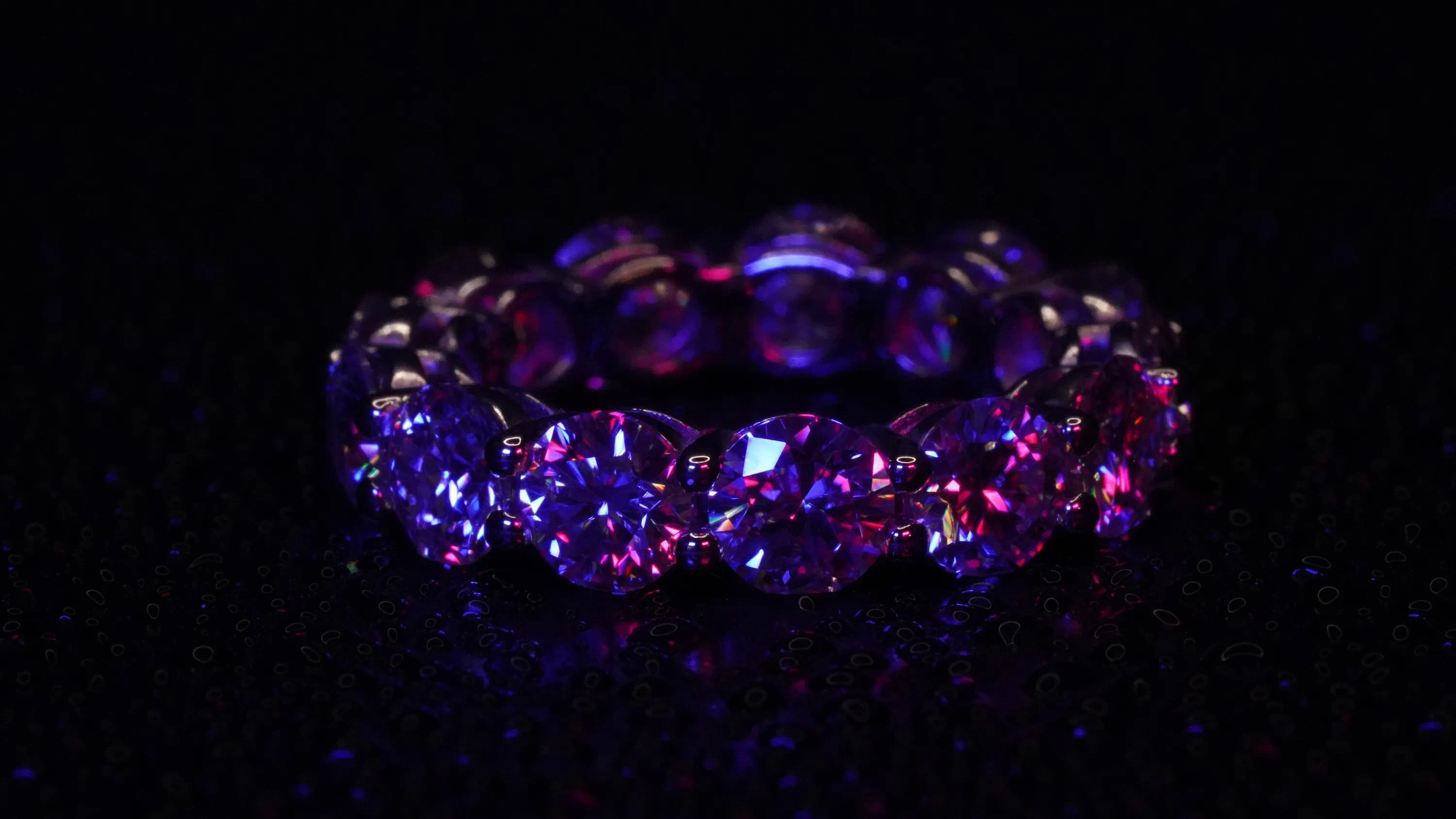 Moissanite Eternity Ring gefasst in Sterling Silber in Funkelndem Blau Licht