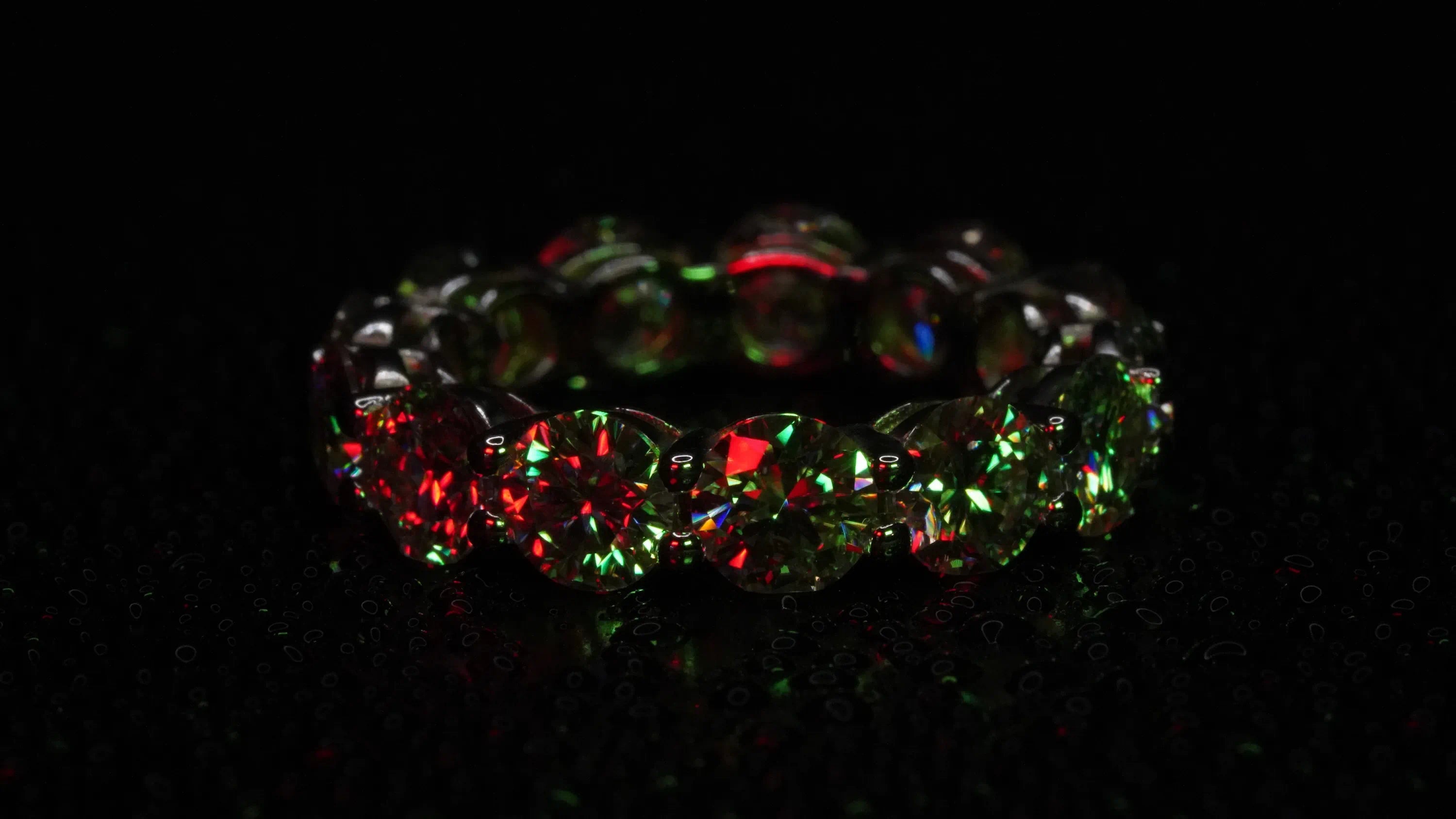 Massiver großer Moissanite Eternity Ring. Die ethische alternative zu Diamant Schmuck.